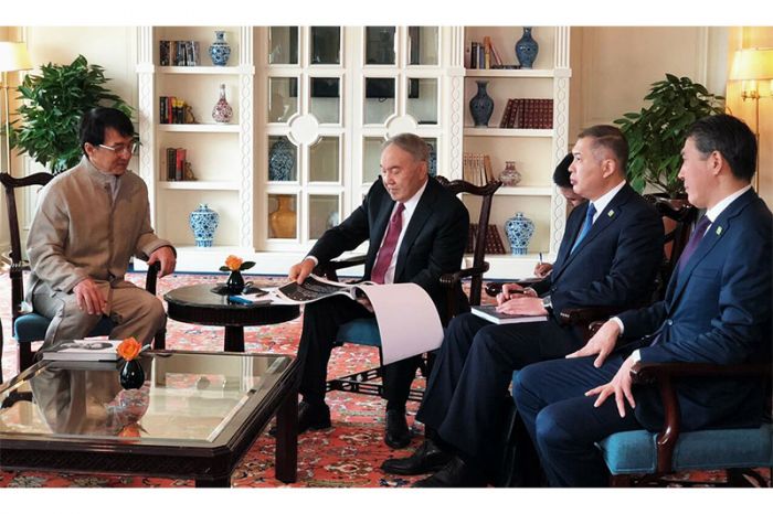 Нұрсұлтан Назарбаев Қытайда актер Джеки Чанмен кездесті