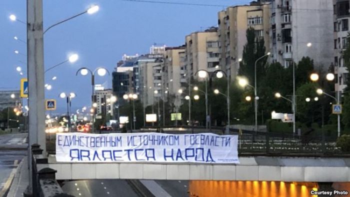 Алматы соты Конституция сөзі жазылған баннер ілген азаматты 5 күнге қамады