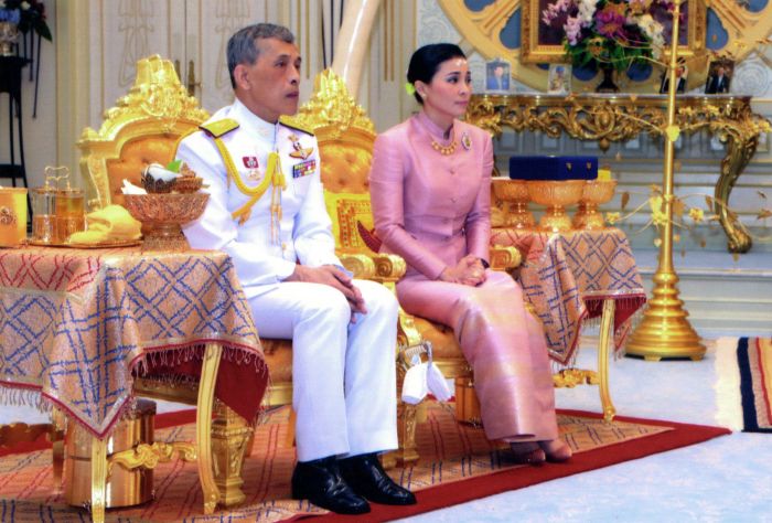Таиланд патшасы өзінен 26 жас кіші генералға үйленді