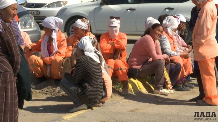 "Кредитіміз бар": Ақтауда көше тазалаушылар наразылық танытып жатыр