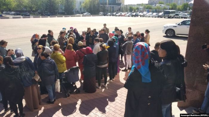 Ондаған ана Назарбаев пен Тоқаев келген форум алдында наразылық білдіріп жатыр