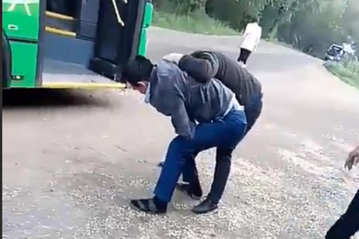 Алматыда жолаушымен төбелескен автобус жүргізушісі рейстен алынды 