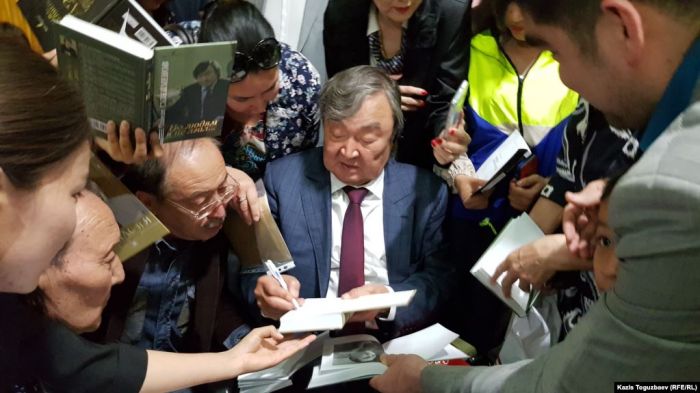 83 жасқа толған Олжас Сүлейменов туралы кітаптың тұсаукесері болды