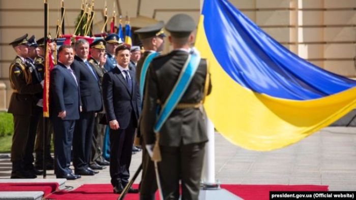 Украина үкіметінің басшысы мен бірнеше министр отставкаға кетті