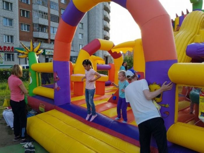 Қарағандыда қатты желден батут аударылып, бір бала өлді