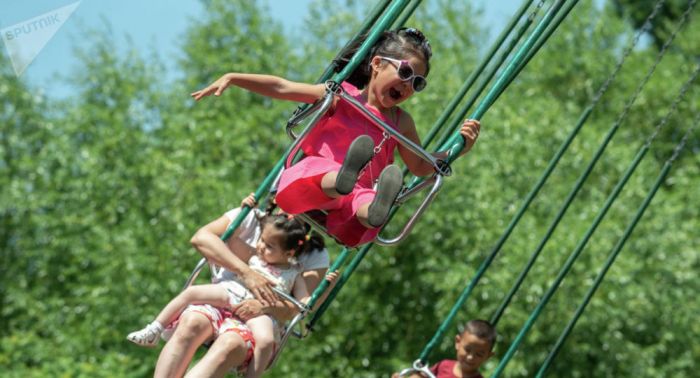 Семейде әткеншек құлап, бес бала зардап шекті