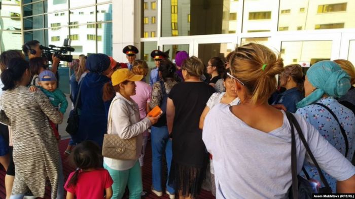 Нұр-Сұлтанда көп балалы аналар әлеуметтік жәрдем талап етіп Ақордаға барды