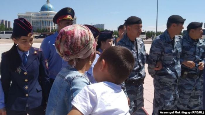 Полиция Нұр-Cұлтандағы наразы аналарды қоршауға алды