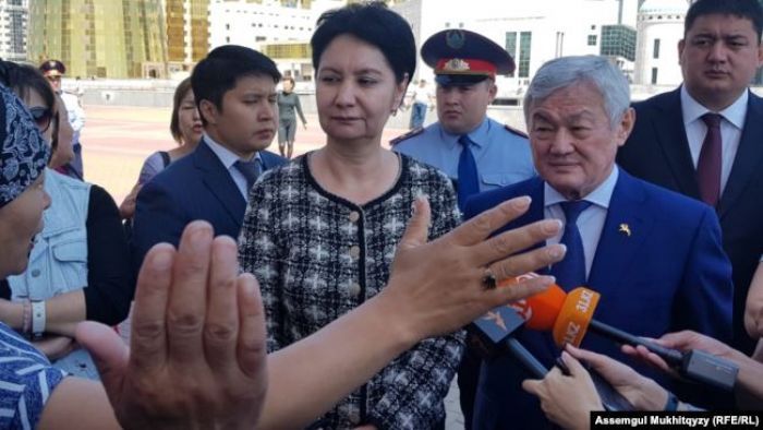 Үкімет өкілдері баспана талап еткен наразы аналармен кездесті