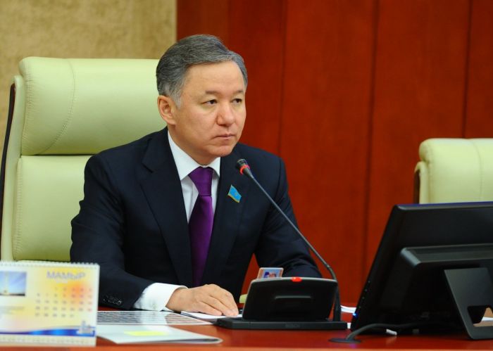 А4 сертификатқа қосымша төлеп жатырсыз – Нығматулин білім министріне