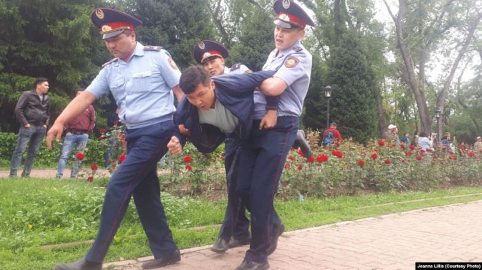 Полиция сайлауға қарсы шыққан жүзге жуық адамды ұстады