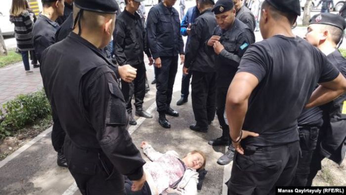 Алматыда полиция ұстаған белсенді тамырын кесті