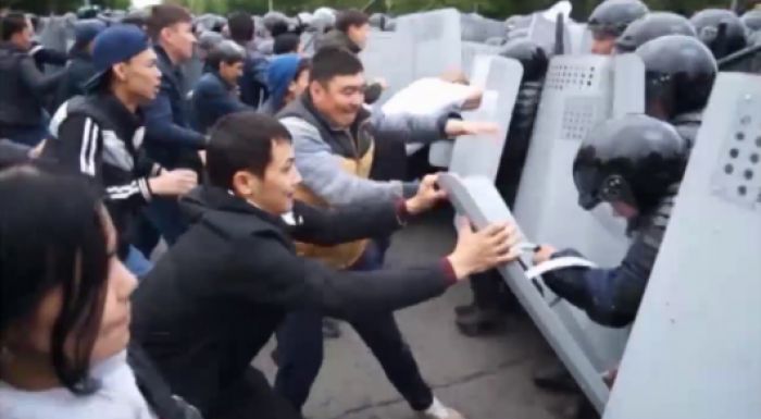 Алматыда митинг кезінде күш қолдануға үндегендер ұсталды