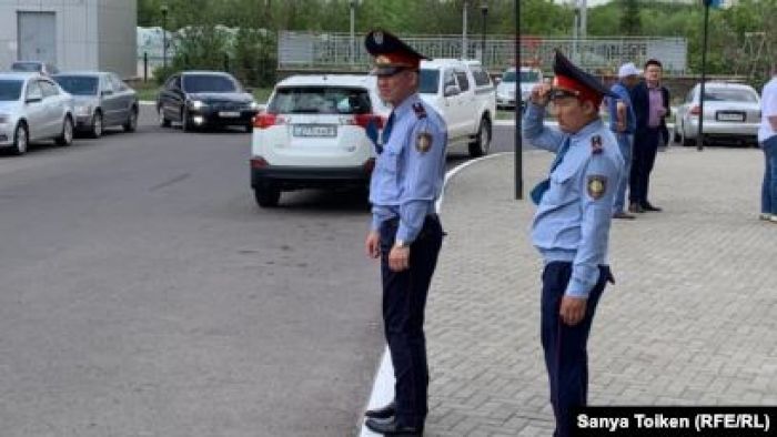 Желтоқсаншылар жиын өтуі тиіс қонақүйге кіргізбей жатқанын айтады