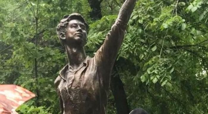 Алматыда Денис Тен ескерткіші ашылды