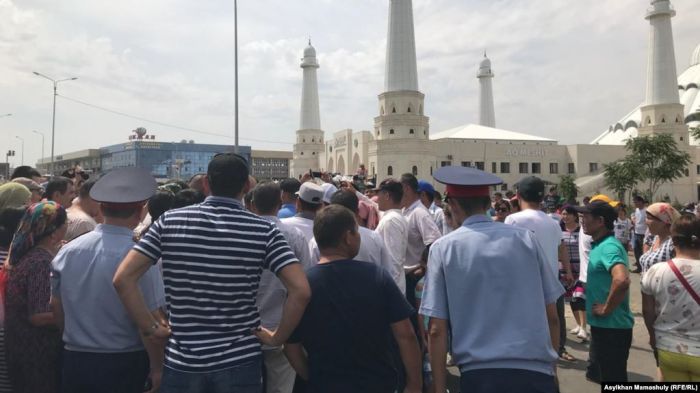 Шымкентте наразы арыстықтар көшені жапты