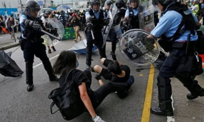 Гонконгте Қытай туын шығаруға қарсы наразы топ полициямен қақтығысты