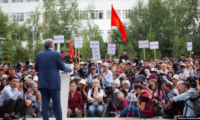 Атамбаевтың жақтастары қазіргі биліктің отставкаға кетуін талап етті