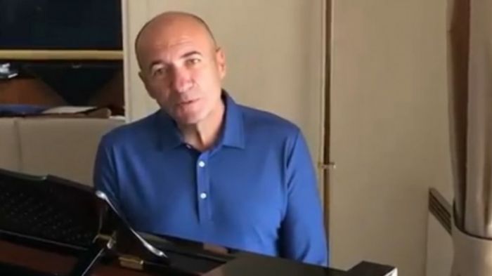 Игорь Крутой Абайдың өлеңін оқыды