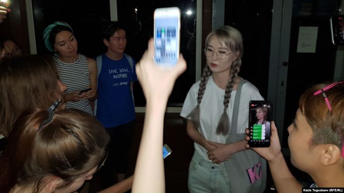 Полиция Арон Атабектің "Шаңырақ ісіне" орай акция өткізген қызын босатты