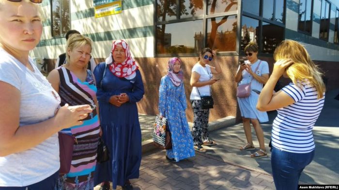 Нұр-Сұлтан әкімдігінің алдына он шақты наразы ана жиналды