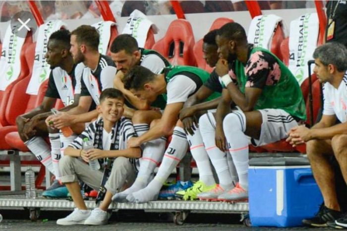 Қазақстандық жас жанкүйер Криштану Роналдумен кездесу үшін алаңға шықты 