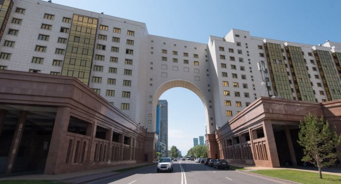 "Халықпен кездескісі келмейді": министрліктер үйінде шу шықты