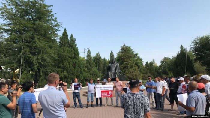 Шымкентте бір топ тұрғын Мұхтар Жәкішевті босатуды талап етті