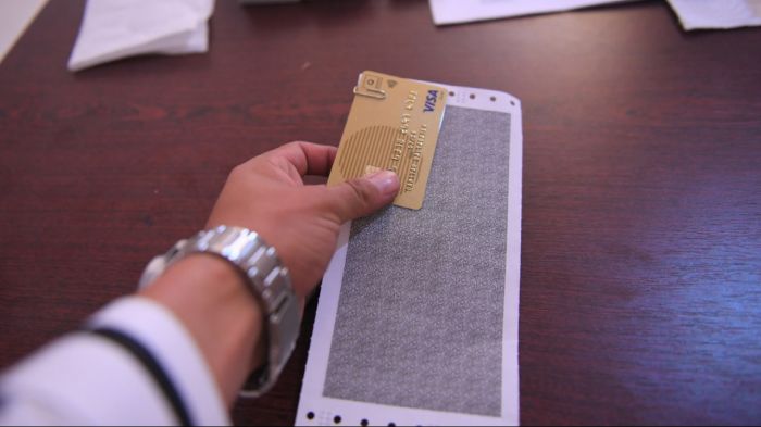 100 мың теңгенің жыры: арыстықтарға банк картасы таратыла бастады