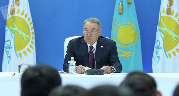 "Жұмыс істеңдер": Назарбаев көмек сұрайтындарға жауап берді