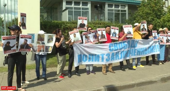 Белсенділер саяси тұтқындарды қолдап, АҚШ елшілігінің алдында акция өткізді