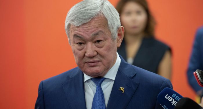 ​"Өйтпесек болмайды, ағайын": Сапарбаев екі сиырға қатысты сұраққа жауап берді​