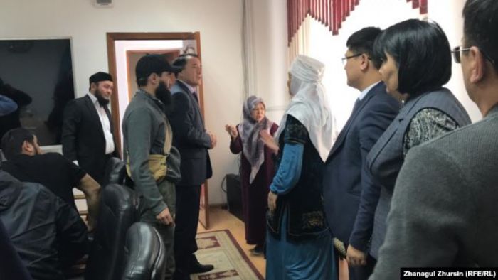 Ақтөбеде бір топ ата-ана балаларын мектепке хиджаппен кіргізуді талап етті