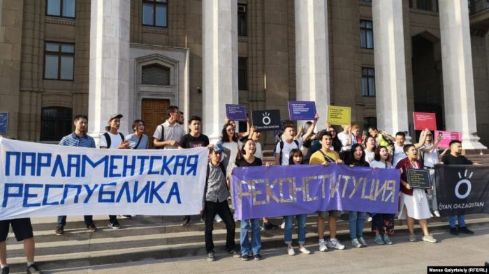 Алматыда бір топ жас конституция реформасын талап етіп, марш өткізді