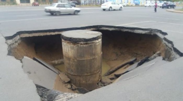 ​Нұр-Cұлтан орталығында асфальт опырылып түсті 