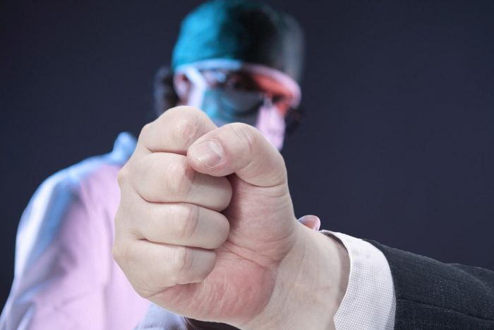 Алматы ауруханасындағы шу: науқастың туыстары жансақтау бөліміне баса-көктеп кірді