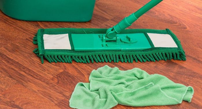 "20 минут қана кетеді": білім басқармасының жетекшісі өзі еден жуып жүр 