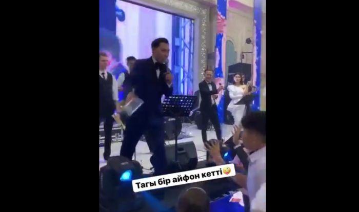 Атыраулық олигарх ұлының үйлену тойында айфоннан шашу шашты
