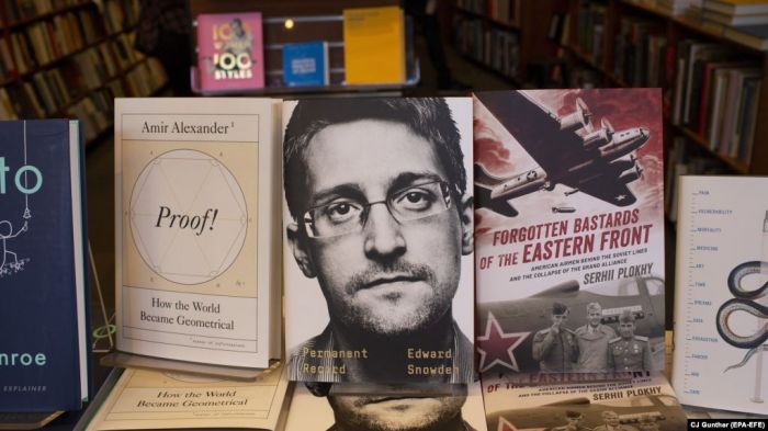 АҚШ Эдвард Сноуденнің үстінен азаматтық шағым түсірді