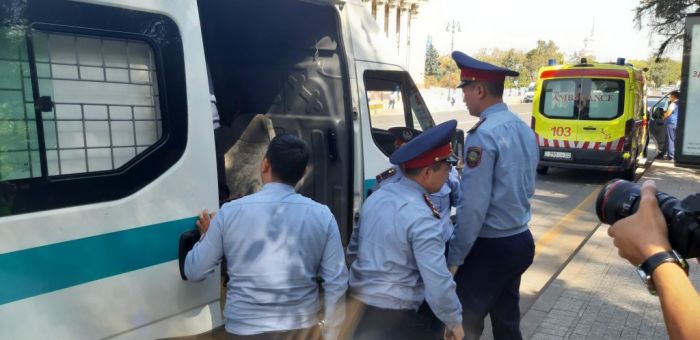 Полиция Астана алаңын қоршауға алды 