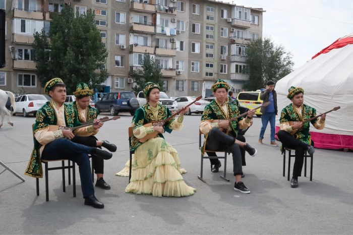 Салт-дәстүрін дәріптеген студенттер