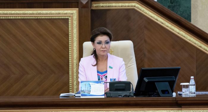 "Халық сенбейді қазір": Назарбаева шындықты айтқан депутатқа жауап берді