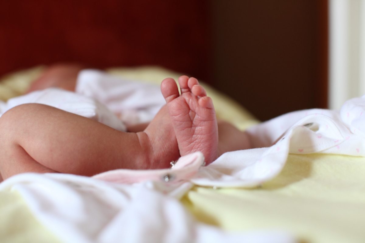 Ножки новорожденной девочки в роддоме