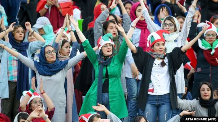 Иран әйелдерге стадионда футбол көруге рұқсат берді