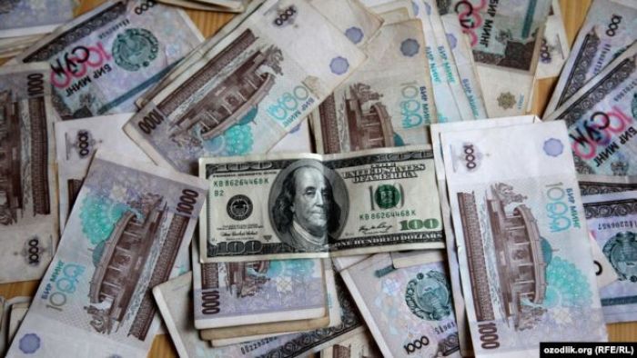 Өзбекстан 100 долларды паспортсыз-ақ сатып алуға рұқсат берді