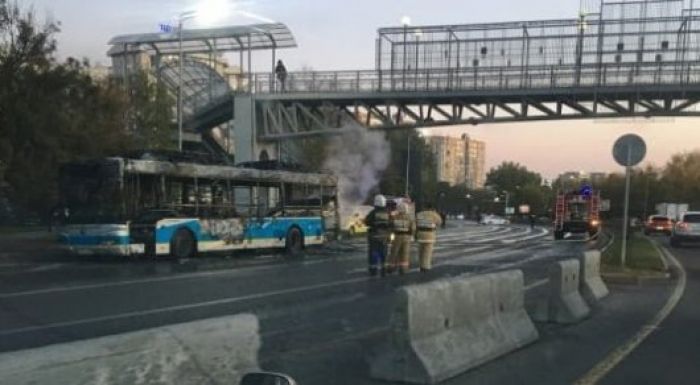 Алматыда әл-Фараби даңғылында автобус өртенді