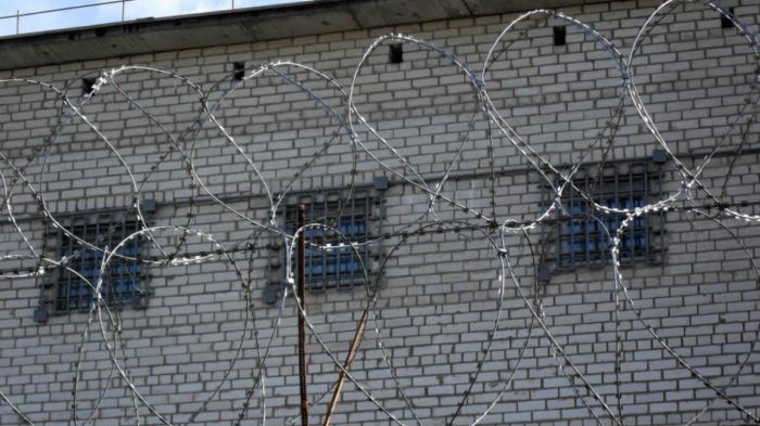 Семейде ішіп алып, сотталушыларды сабаған түрме бастығы сотталды