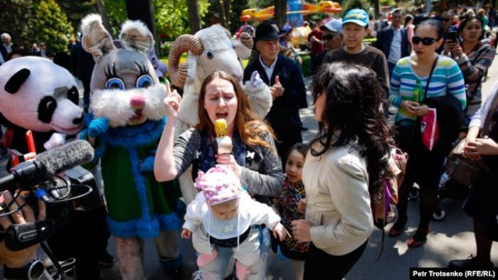 Мәжіліс "балаларды митингіге апарған ата-аналарды жазалауды" қолдады