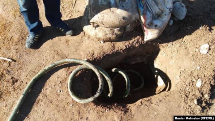 Қазақстаннан Қырғызстанға мұнай өнімдерін заңсыз тасымалдаған құбыр табылды