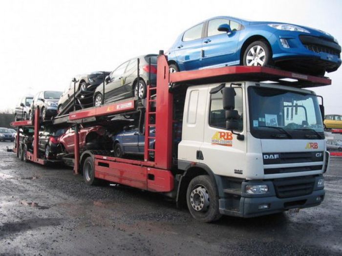 Әріптестеріне хабарласады